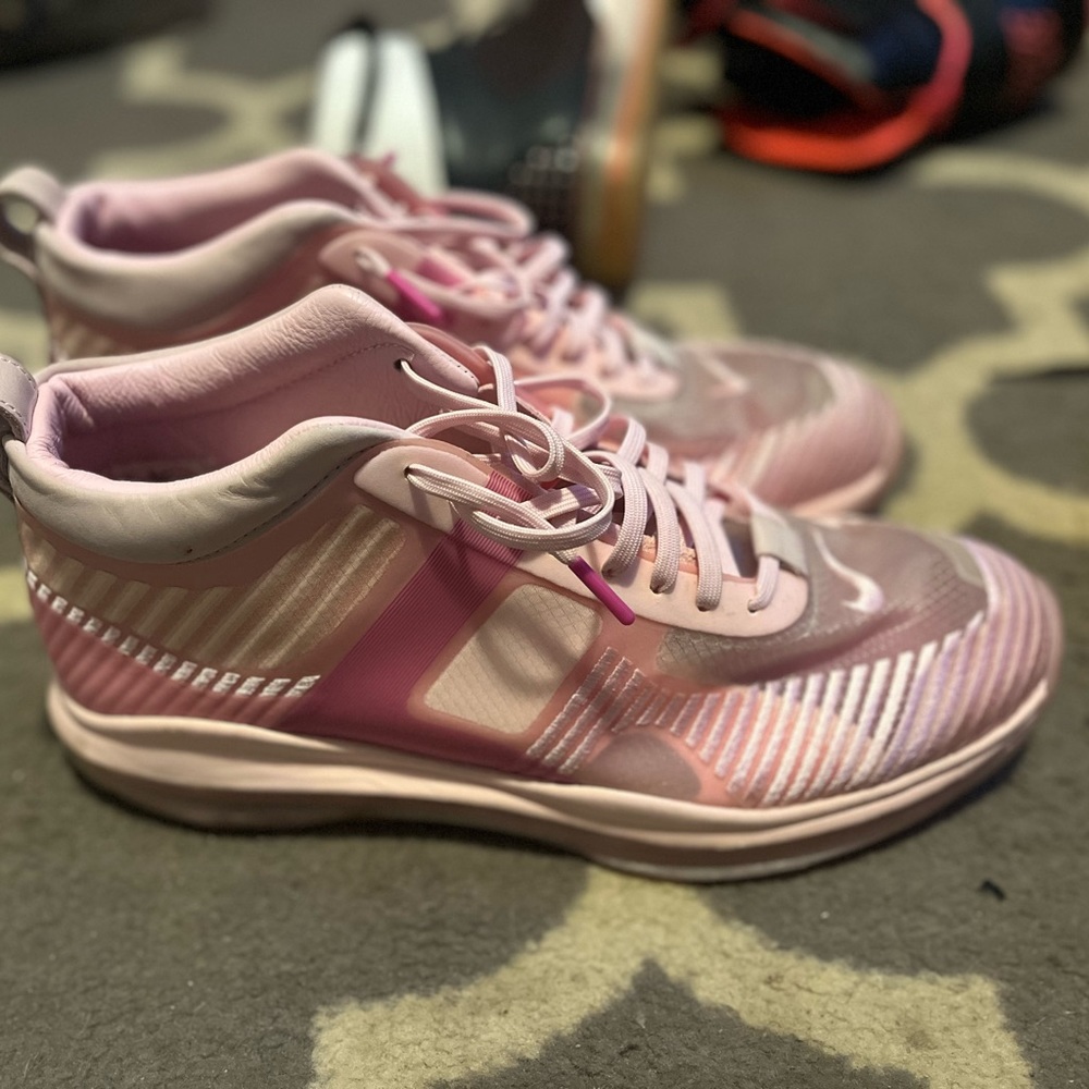 Lebron exclusive Lebron x John Elliot